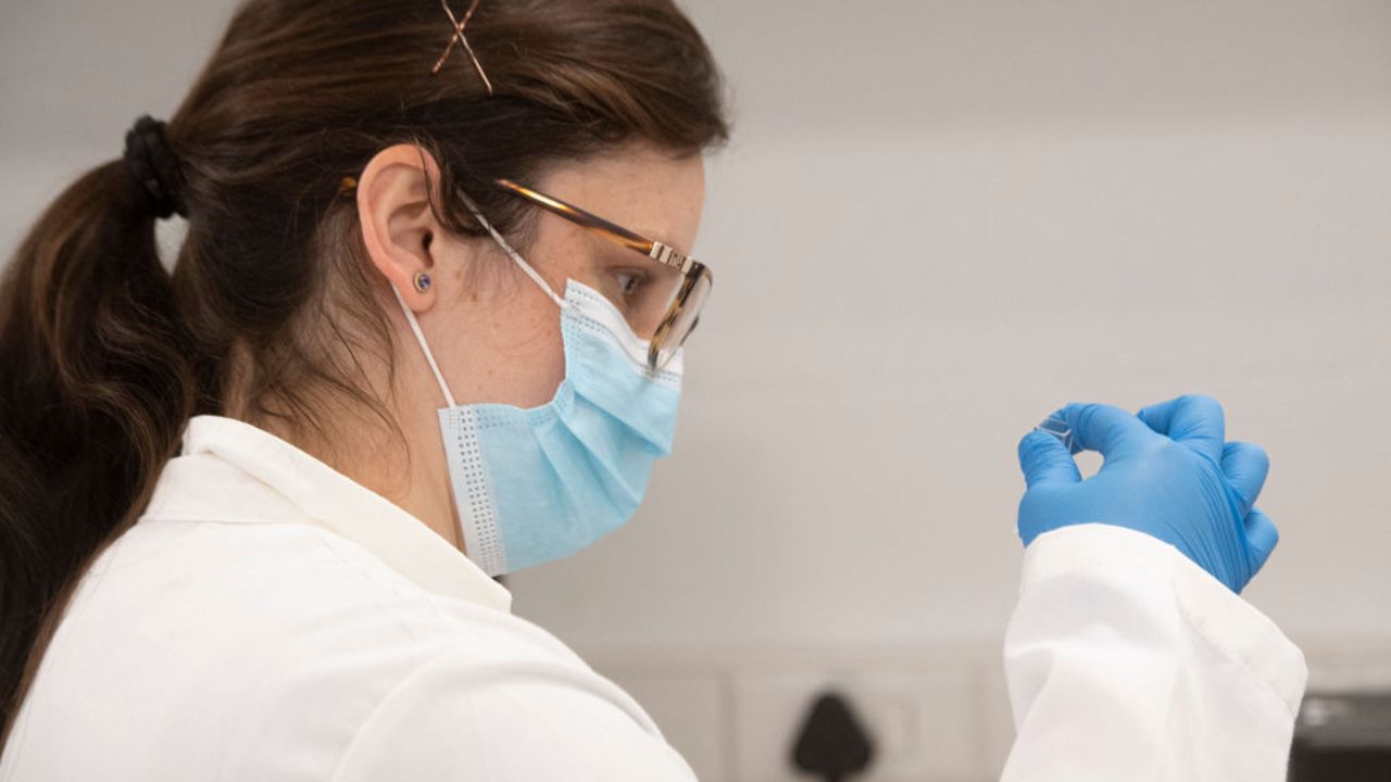 An employee at the Afrigen biotechnology company and Vaccine Hub facility, works in a laboratory in Cape Town, on October 05, 2021. - A South African biotech consortium is gearing up to make Africa's first homegrown messenger RNA jab against Covid-19 in a bid to overcome unequal access to inoculations and help the continent towards vaccine autonomy. Backed by the World Health Organization (WHO), Cape Town-based Afrigen Biologics and Vaccines is leading the pilot project which will use reverse-engineering to try and get the formula from the Moderna mRNA vaccine. (Photo by RODGER BOSCH / AFP)