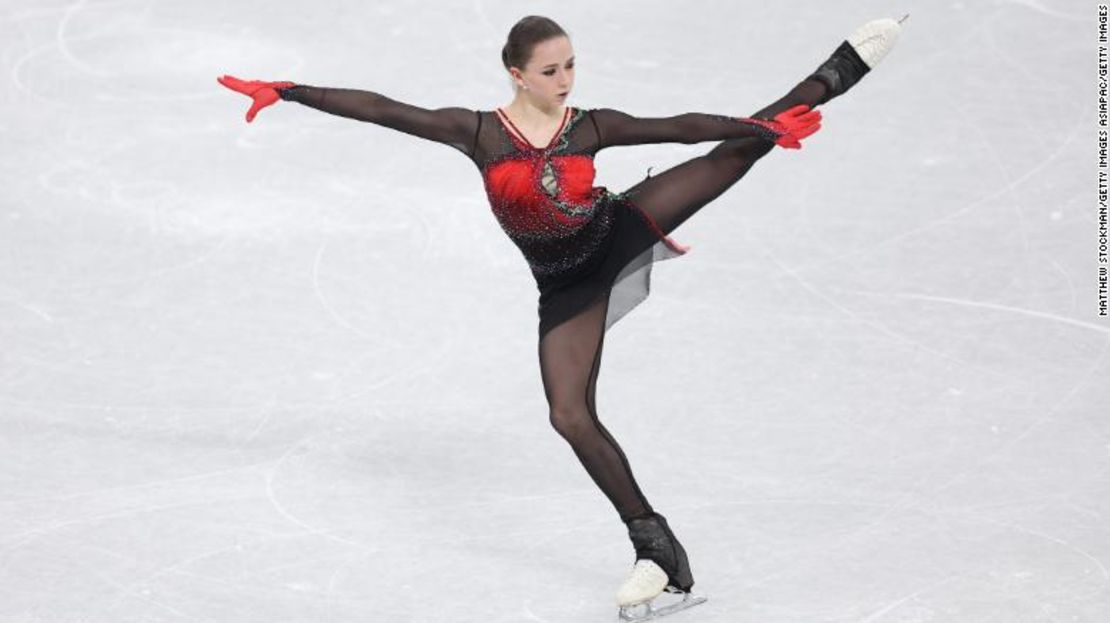 Kamila Valieva del Comité Olímpico Ruso patina durante un evento de patinaje artístico por equipos en Beijing la semana pasada.