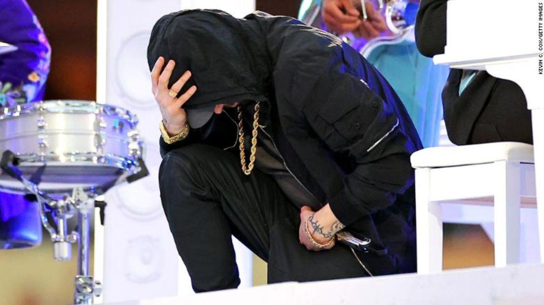 Eminem se arrodilla durante el espectáculo de medio tiempo del Super Bowl LVI en el SoFi Stadium el domingo en Inglewood, California.