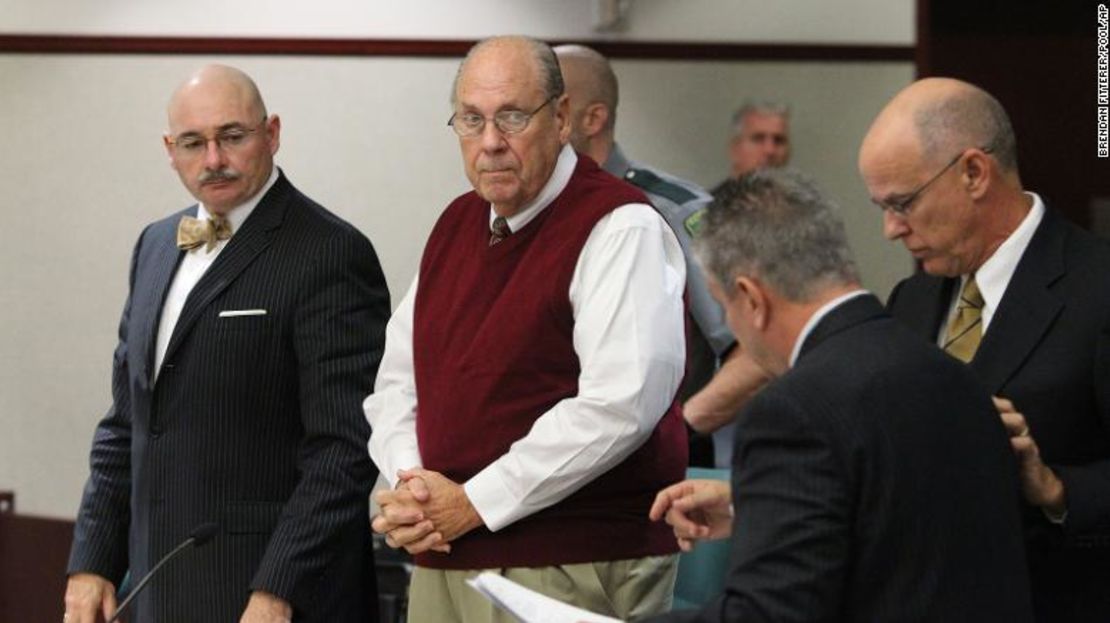 Curtis Reeves, en el centro, junto a sus abogados durante su audiencia de reducción de fianza en Dade City, Florida, el miércoles 5 de febrero de 2014.