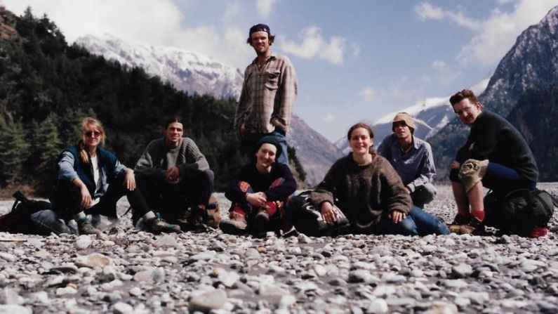 Caminando por el Himalaya: a Green (segundo por la izquierda) y Halse (tercera por la derecha) se les unió en el circuito del Annapurna de Nepal un grupo de otros mochileros que conocieron por el camino. Aquí está el grupo en el valle de Kali Gandaki el 20 de febrero de 1996. Crédito: Kirsty Bloom