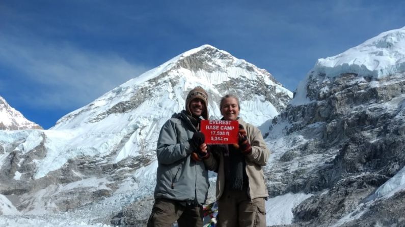 Campo base del Everest: "Sigue siendo mi país favorito del mundo, creo, de todos los lugares en los que he estado", dice Green sobre Nepal. "No sé si es porque allí conocí a Mandy y ahí cambió mi vida". Aquí está la pareja en 2017 en el campo base del Everest. Crédito: Lee y Mandy/Frugal Travellers