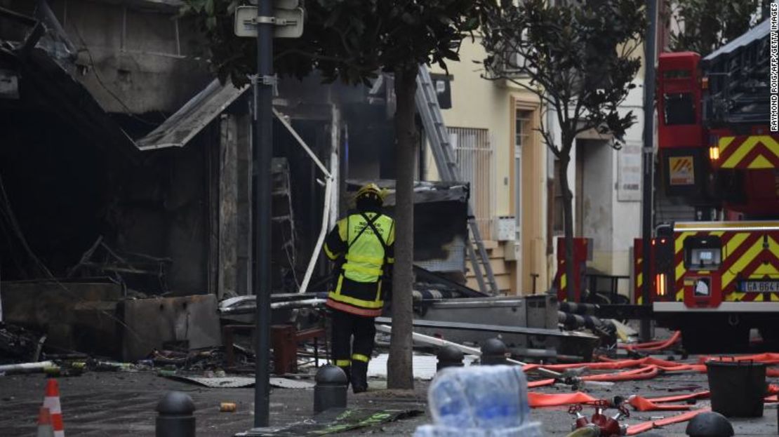 Un bombero cerca de los escombros y las casas quemadas después de la explosión en Saint-Laurent-de-la-Salanque, el 14 de febrero de 2022.