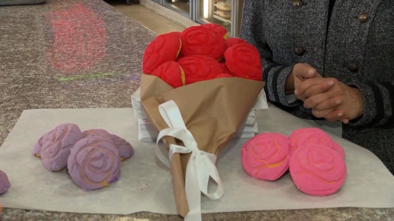 CNNE 1153916 - panaderia en california vende ramos de pan dulce mexicano en san valentin