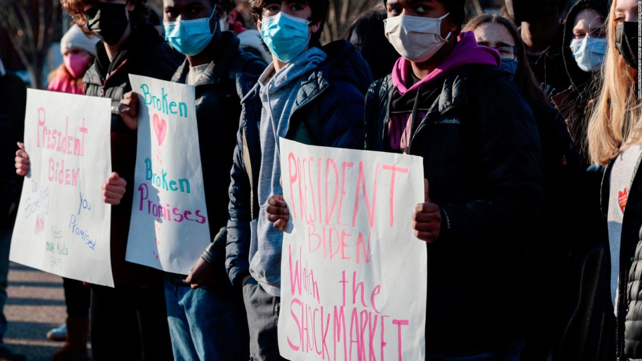 CNNE 1153943 - activistas reclaman a biden un mayor control de armas