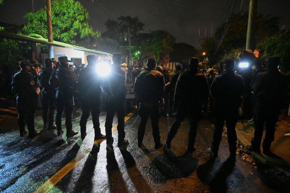 Miembros de las fuerzas especiales de la policía frente a la casa del expresidente hondureño Juan Orlando Hernández en Tegucigalpa el 14 de febrero de 2022.