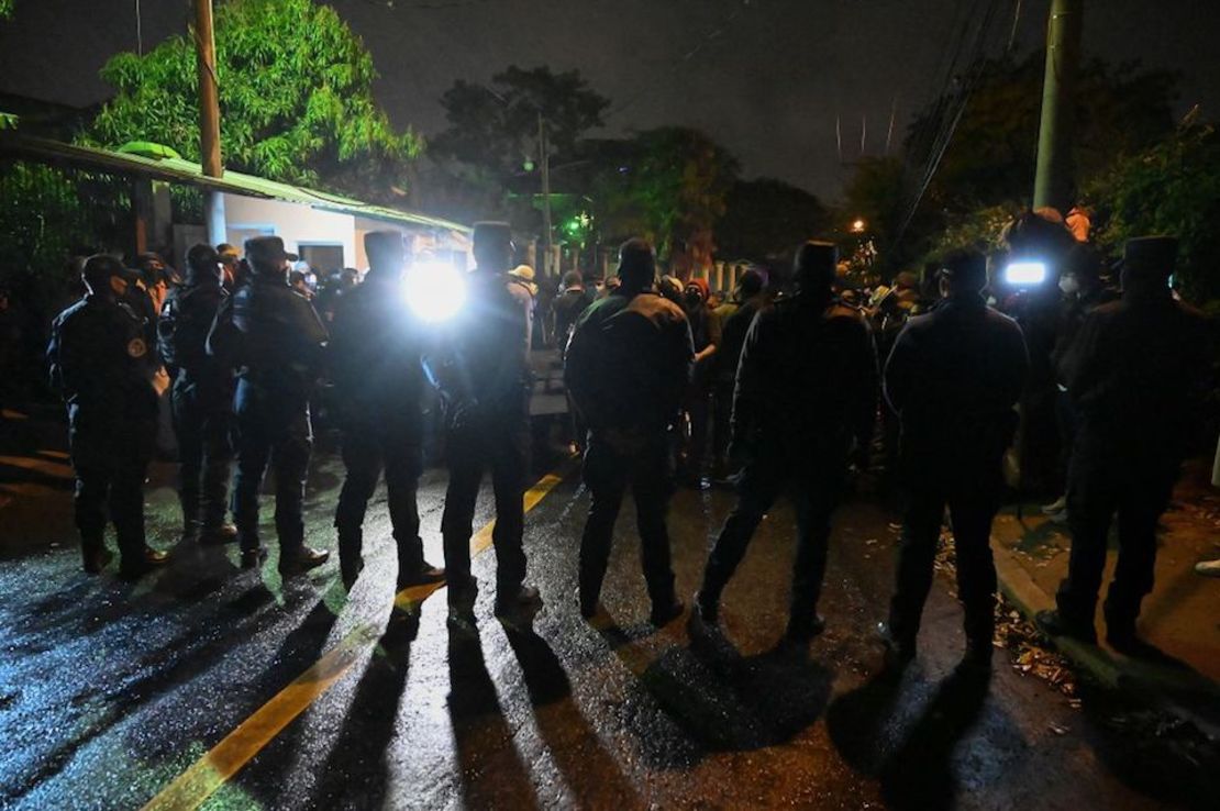 de las fuerzas especiales de la policía frente a la casa del expresidente hondureño Juan Orlando Hernández en Tegucigalpa el 14 de febrero de 2022.