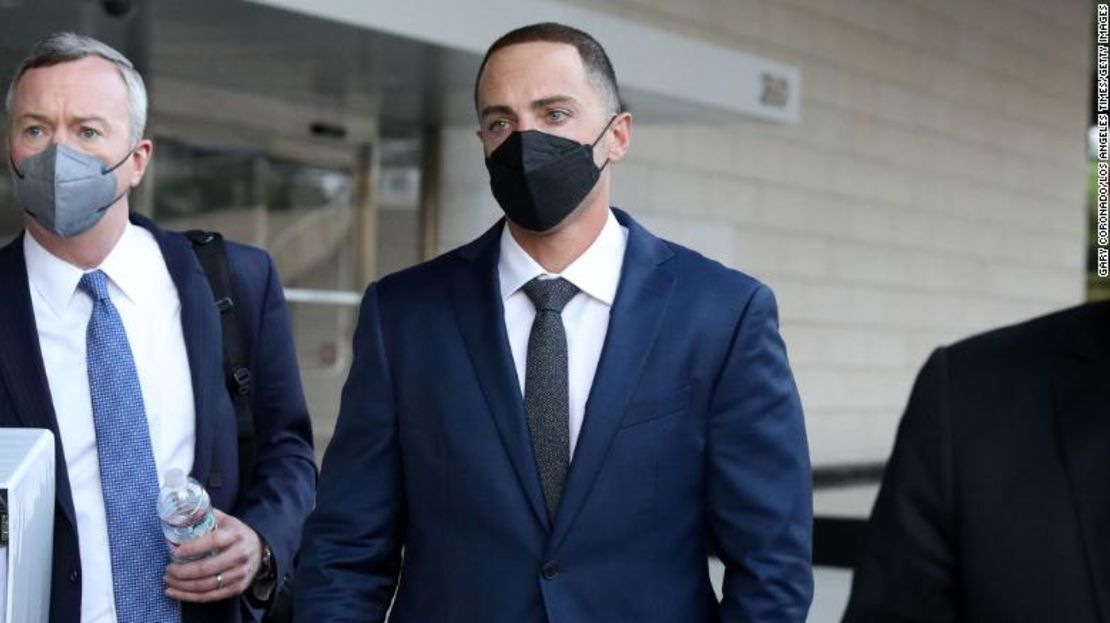 Zachary Horwitz, de 35 años, flanqueado por los abogados Ryan Hedges, a la izquierda, y Anthony Pacheco, fue sentenciado a un máximo de 20 años por un juez federal.