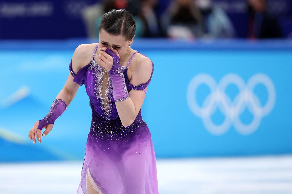 La patinadora rusa Kamila Valieva llora tras finalizar su rutina en el programa corto individual de patinaje artístico.