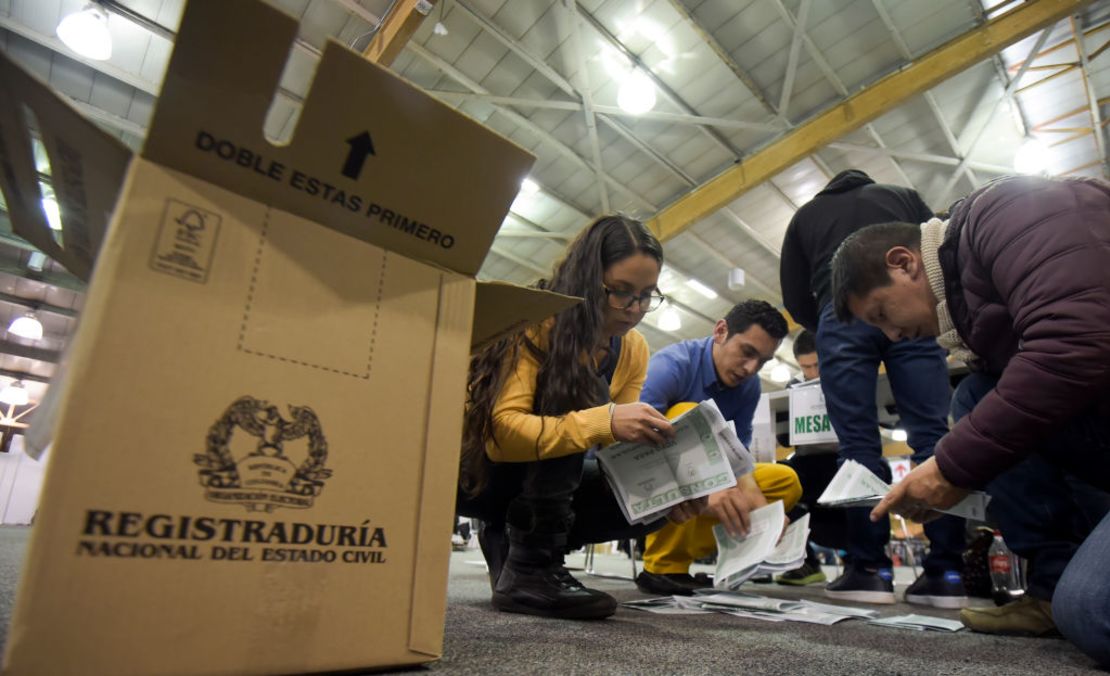 Los colombianos cuentan los votos al final de un referéndum sobre el endurecimiento de los castigos para funcionarios corruptos y figuras empresariales, luego de que el Congreso se mostró reacio a implementar medidas más estrictas contra la corrupción en Bogotá, el 26 de agosto de 2018.