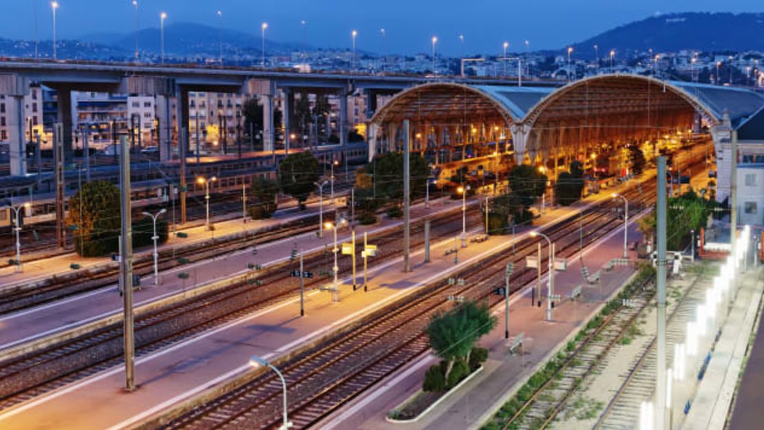 La línea Cuneo-Niza es conocida como el "ferrocarril de las maravillas", que atravieza Italia y Francia antes de salir al Mediterráneo en Niza.Crédito: Adobe Stock