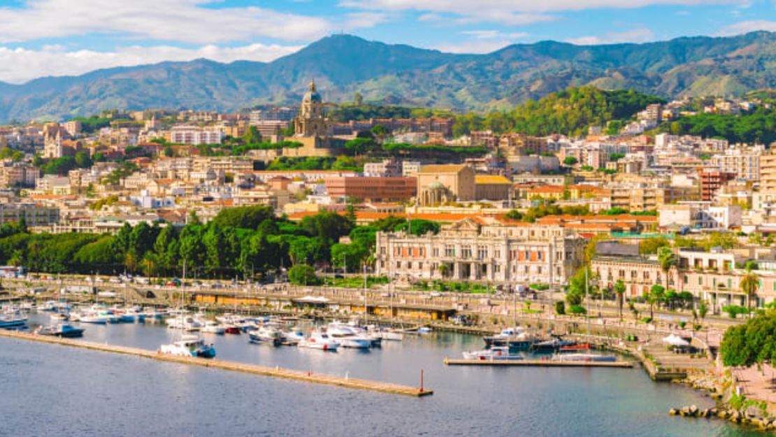 El Frecciabianca atraviesa ahora a toda velocidad Sicilia hasta Messina.Crédito: napa74/Adobe Stock