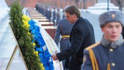 CNNE 1154891 - jair bolsonaro deposito flores sobre monumento de la segunda guerra mundial