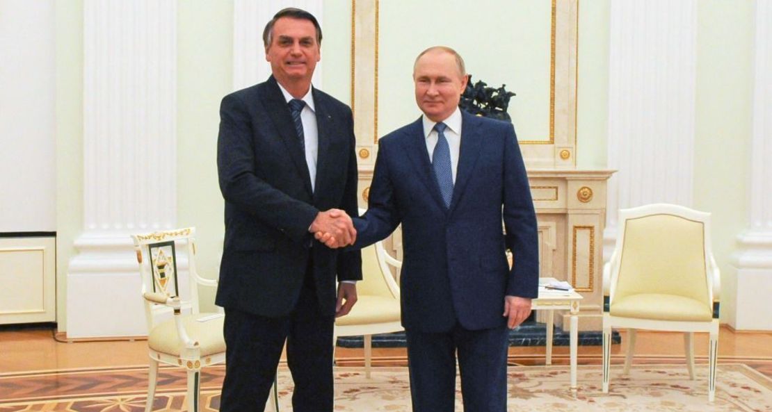Jair Bolsonaro y Vladimir Putin estrechando manos durante una reunión en el Kremlin, en Moscú, el 16 de febrero de 2022.