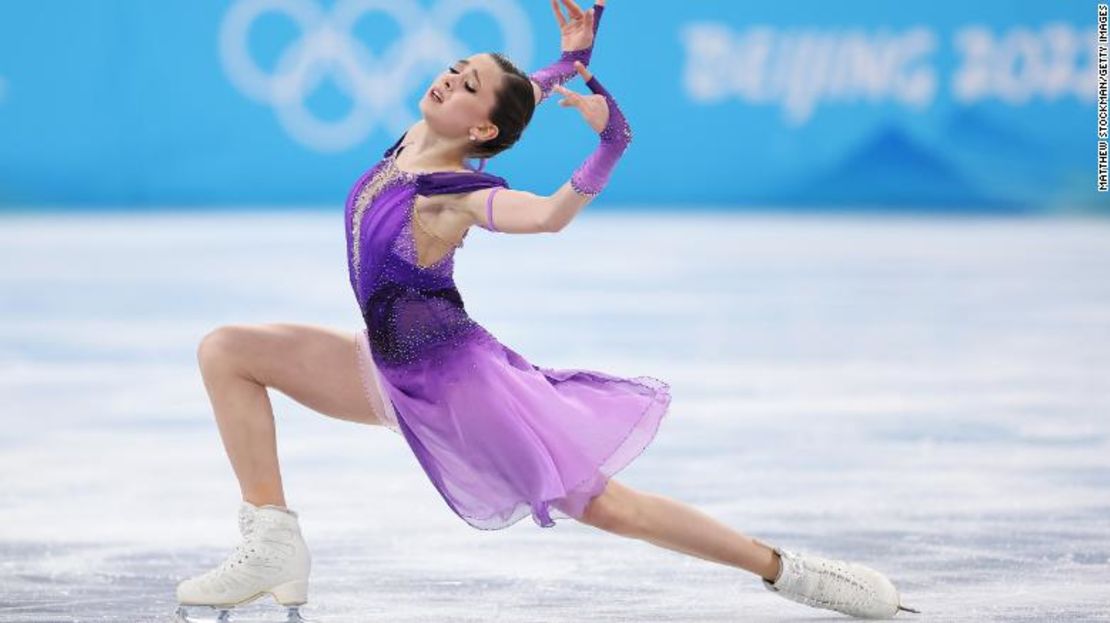 Kamila Valieva, del equipo ROC, patina durante la competencia individual femenina el martes en Beijing.