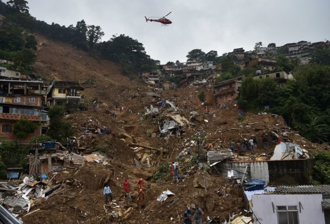 Un helicóptero de bomberos sobrevuela un área de un deslizamiento de lodo en busca de sobrevivientes en Petrópolis, Brasil, el 16 de febrero de 2022.
