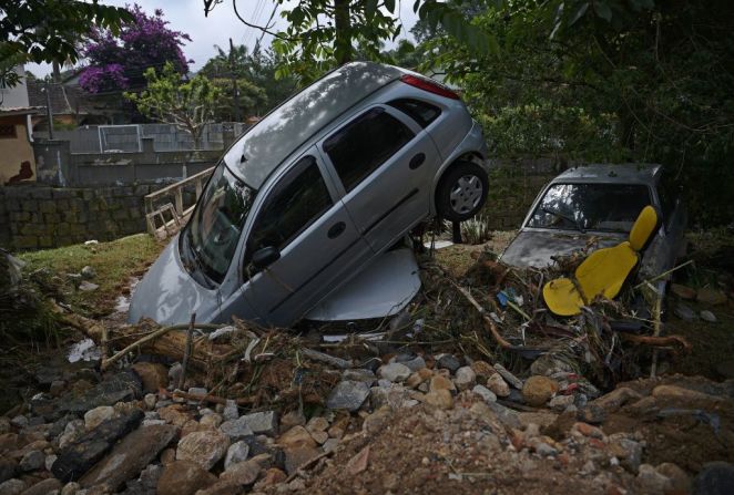 Automóviles destruidos por una inundación repentina en Petrópolis, Brasil, el 16 de febrero de 2022.