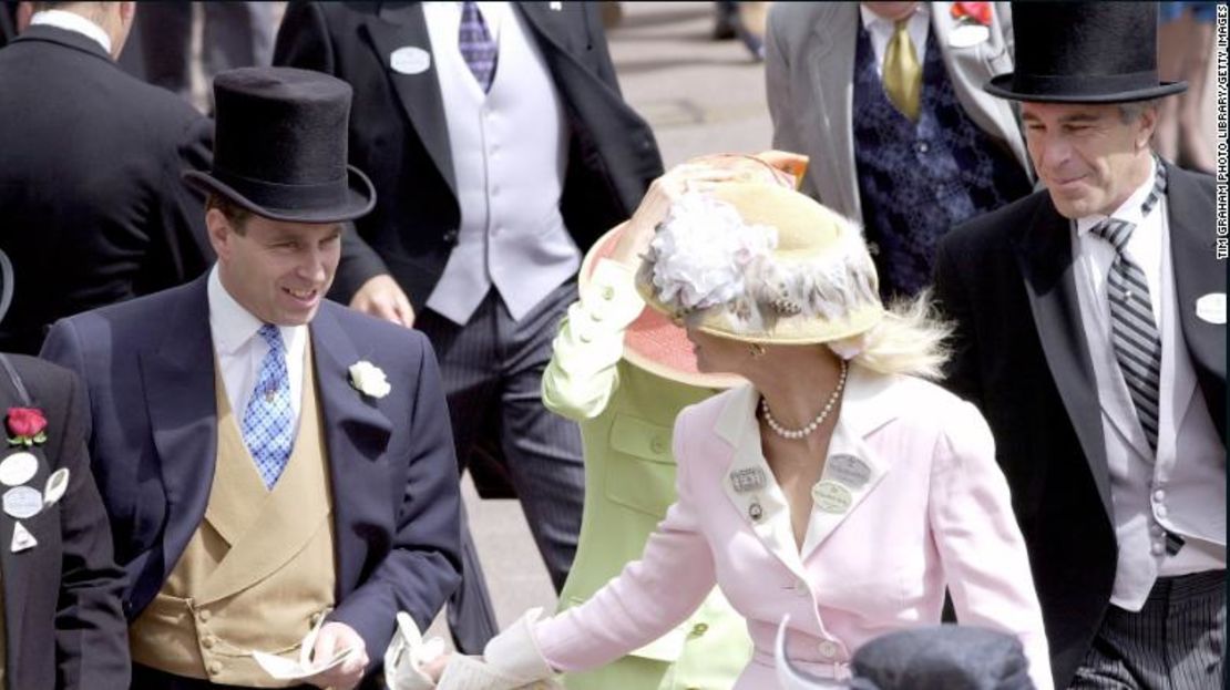 El príncipe Andrés y Jeffrey Epstein (extremo derecho) son fotografiados juntos en las carreras de caballos de Ascot.