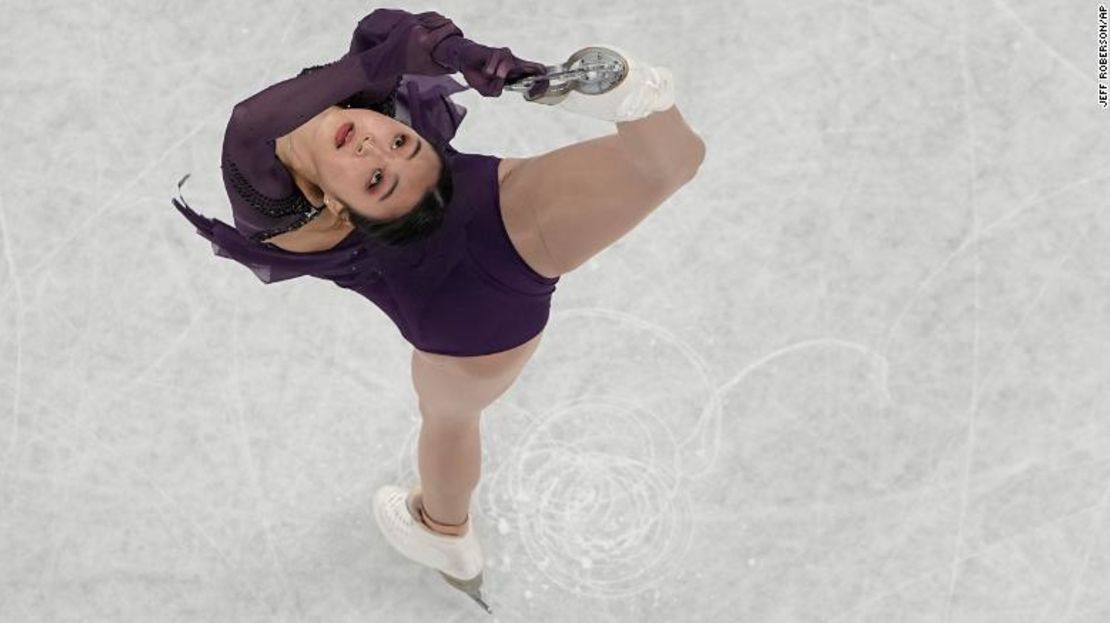 La patinadora china Zhu Yi compite en el programa corto femenino de los Juegos Olímpicos de Invierno de 2022.
