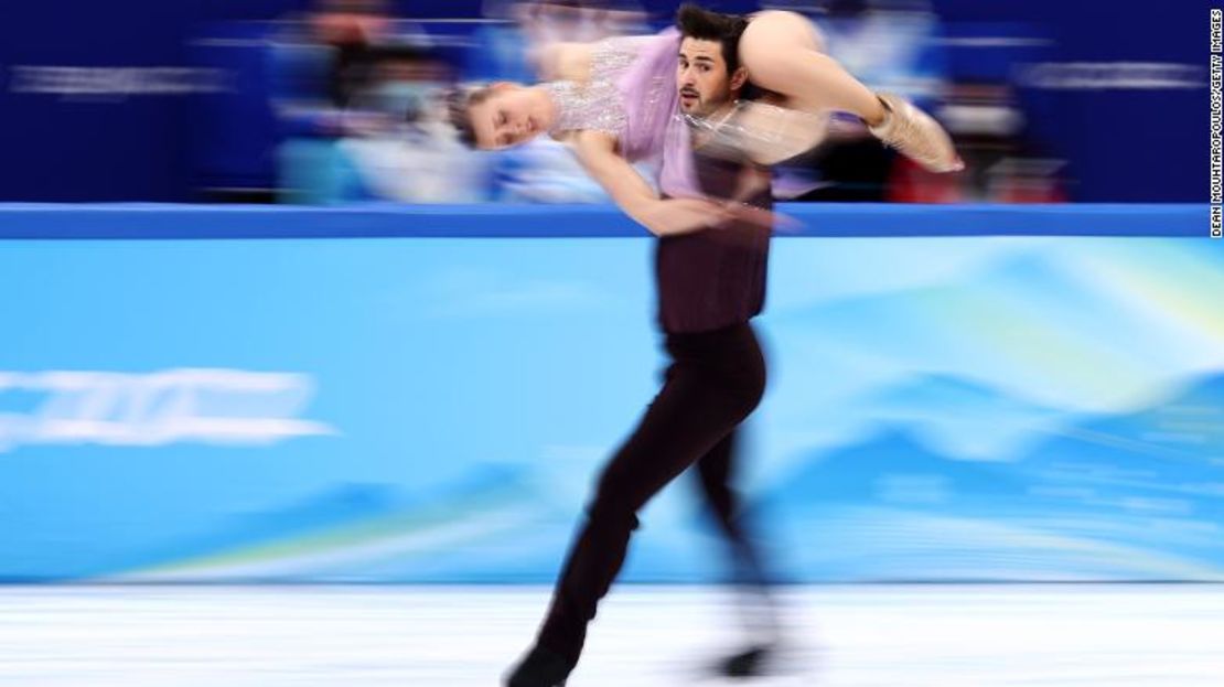 Madison Hubbell y Zachary Donohue, del equipo de Estados Unidos, patinan en el décimo día de los Juegos Olímpicos de Invierno de Beijing 2022, el 14 de febrero de 2022.