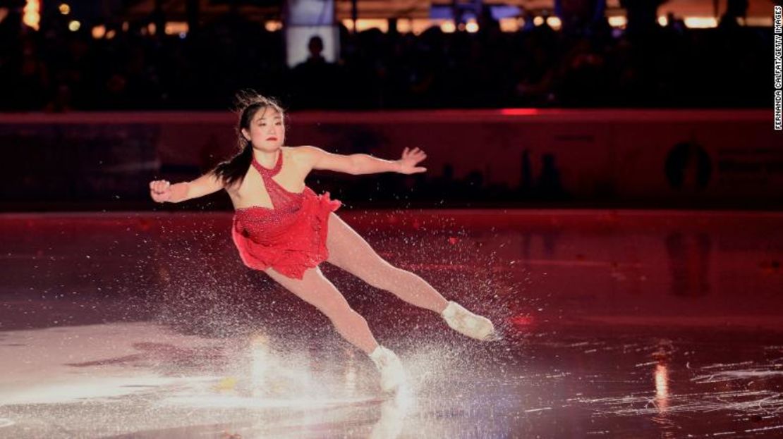 La medallista olímpica estadounidense Mirai Nagasu patina en el Bryant Park de Nueva York.