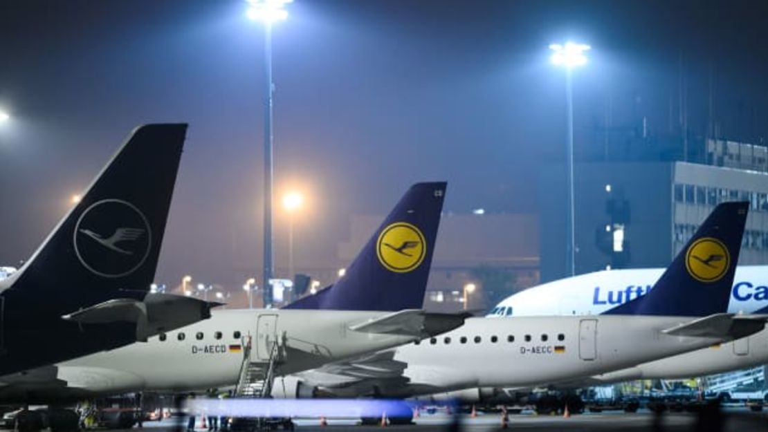 El jefe de Lufthansa afirma que el grupo tendrá que realizar 18.000 vuelos innecesarios durante la temporada de invierno para mantener sus franjas horarias en los aeropuertos.Crédito: Silas Stein/AFP/Getty Images