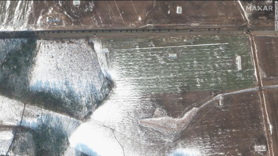 Las fuerzas rusas, incluidos los tanques, parecen haberse dispersado de un campamento cerca de Rechytsa, Belarús. En una de las imágenes satelitales, se ve un convoy de vehículos moviéndose hacia el oeste, adentrándose en Belarús.