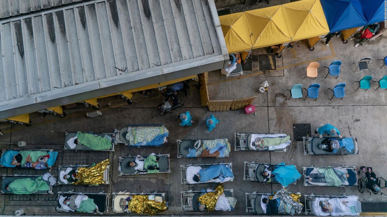 CNNE 1155657 - pacientes en camillas al aire libre- brote de covid-19 presiona a hong kong