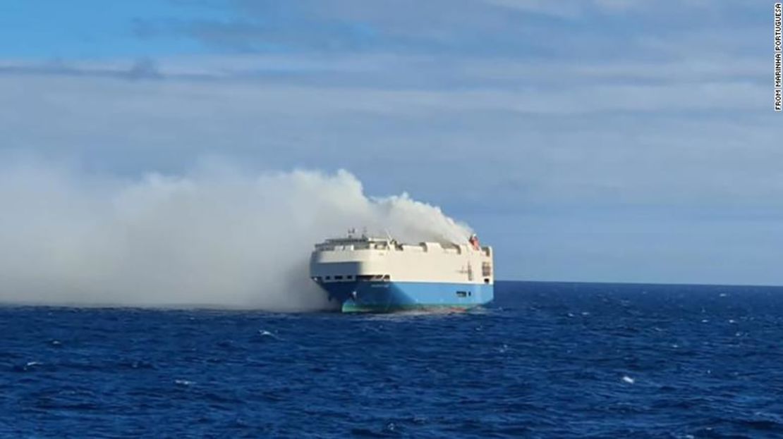 El Felicity Ace, barco repleto de coches de lujo, se muestra el 17 de febrero, varado en medio del Atlántico.