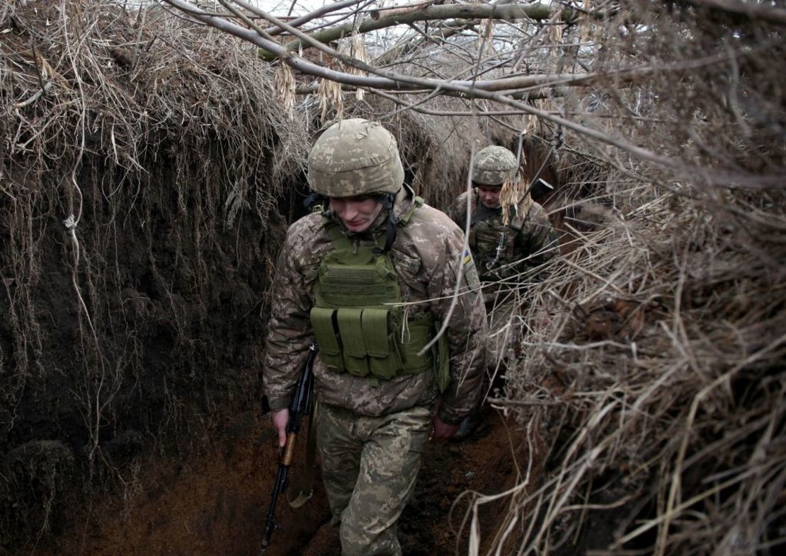 TOPSHOT - Militares de las Fuerzas Militares de Ucrania caminan mientras mantienen su posición en la línea del frente con los separatistas respaldados por Rusia, cerca de Novolugansk, en la región de Donetsk, el 17 de febrero de 2022.