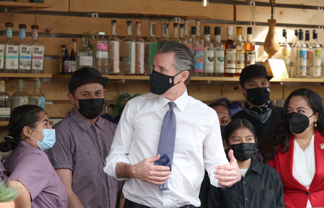 El gobernador de California, Gavin Newsom (centro), durante una ceremonia de firma de un proyecto de ley en el restaurante mexicano Nido's Backyard el 9 de febrero.