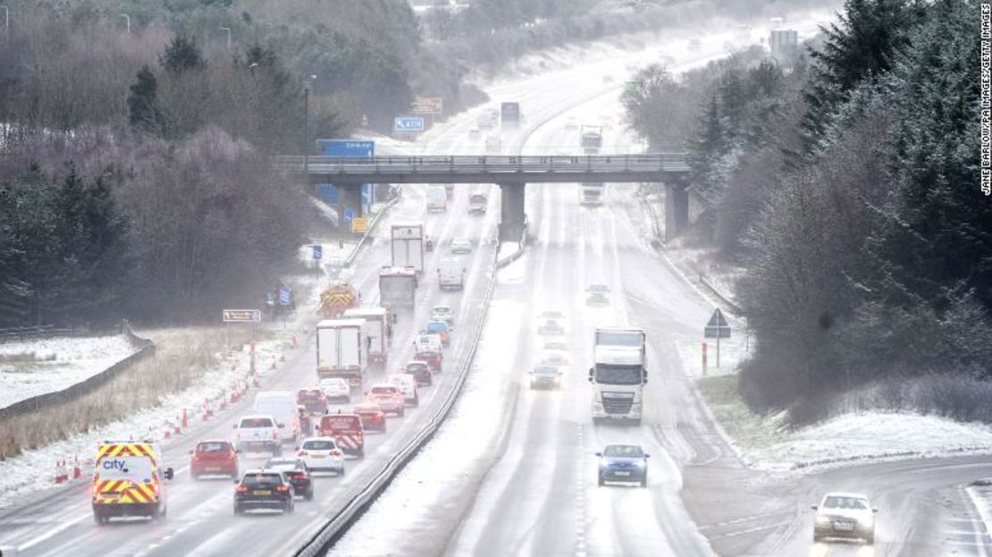 Personas conducen a través de aguanieve y la nieve a lo largo de la autopista M8 cerca de Bathgate en West Lothian, mientras la tormenta Eunice azota Reino Unido después de golpear la costa sur el viernes.