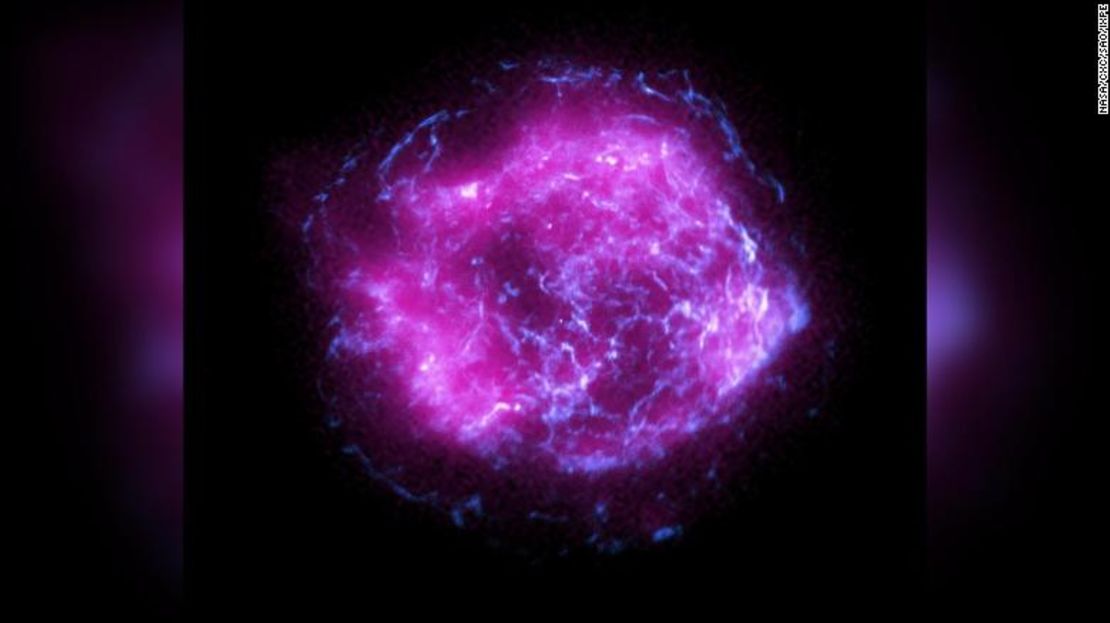 Esta imagen muestra el remanente de supernova Cassiopeia A, combinando los primeros datos de rayos X recogidos por el Explorador de Polarimetría de Imágenes de Rayos X de la NASA en púrpura, con los datos de rayos X de alta energía del Observatorio de Rayos X Chandra de la NASA en azul.