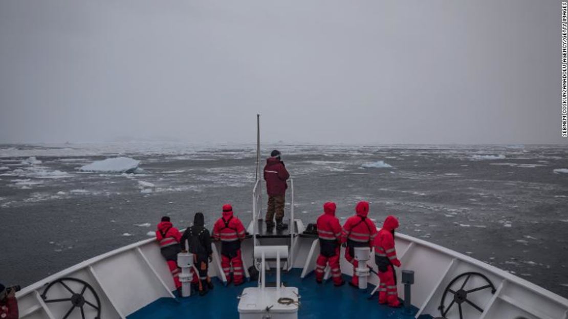 Un barco turco de expedición científica se arrastra por el Canal Grandidier y el Estrecho de Penola en la Antártida el 7 de febrero, moviéndose lentamente para evitar los icebergs.