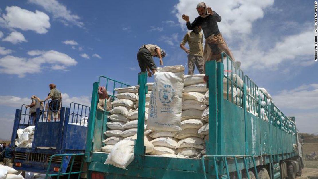 Los rebeldes Houthi de Yemen se deshacen de paquetes de ayuda caducados del Programa Mundial de Alimentos (WFP, por sus siglas en inglés) en la capital Sanaa, en 2019