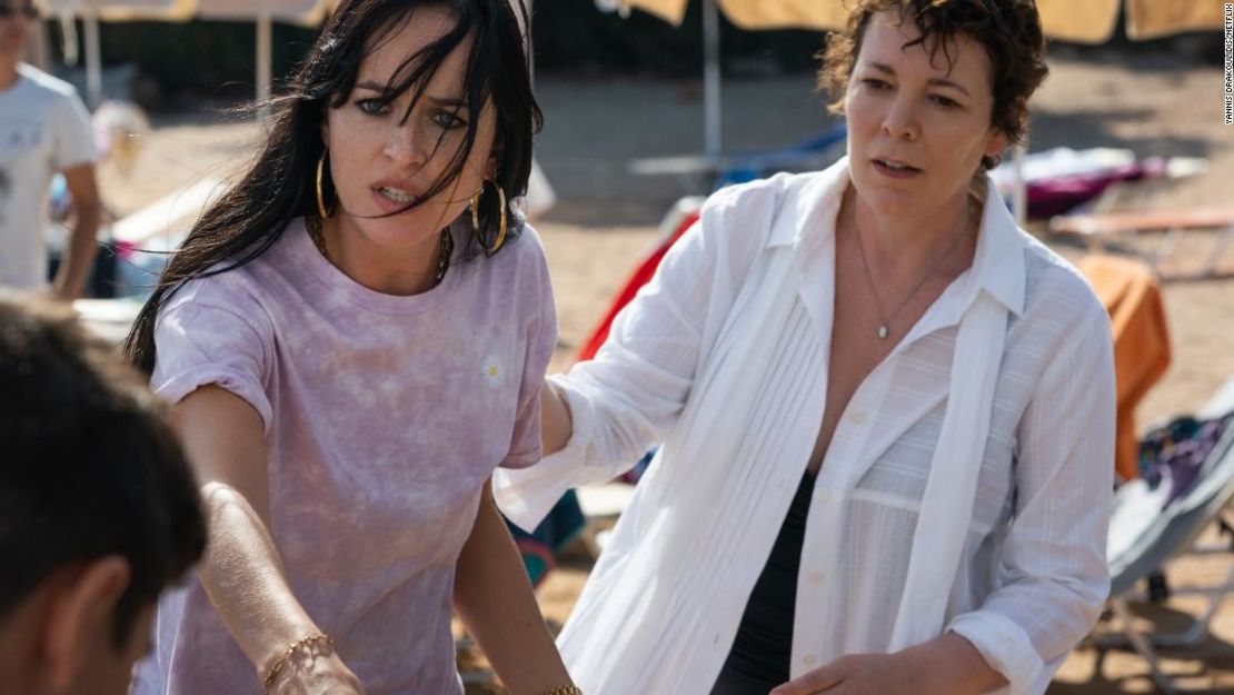 THE LOST DAUGHTER. (L-R) DAKOTA JOHNSON as NINA, OLIVIA COLMAN as LEDA. CR: YANNIS DRAKOULIDIS/NETFLIX ?? 2021