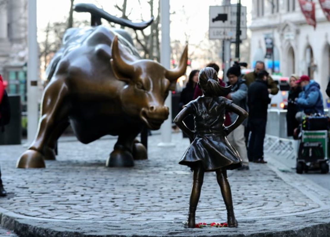 La estatua "Fearless Girl" estaba originalmente ubicada frente a la estatua "Charging Bull", pero fue trasladada a la Bolsa de Valores de Nueva York, a unas pocas manzanas de distancia. Crédito: Xinhua/Sipa USA/Xinhua/Sipa USA