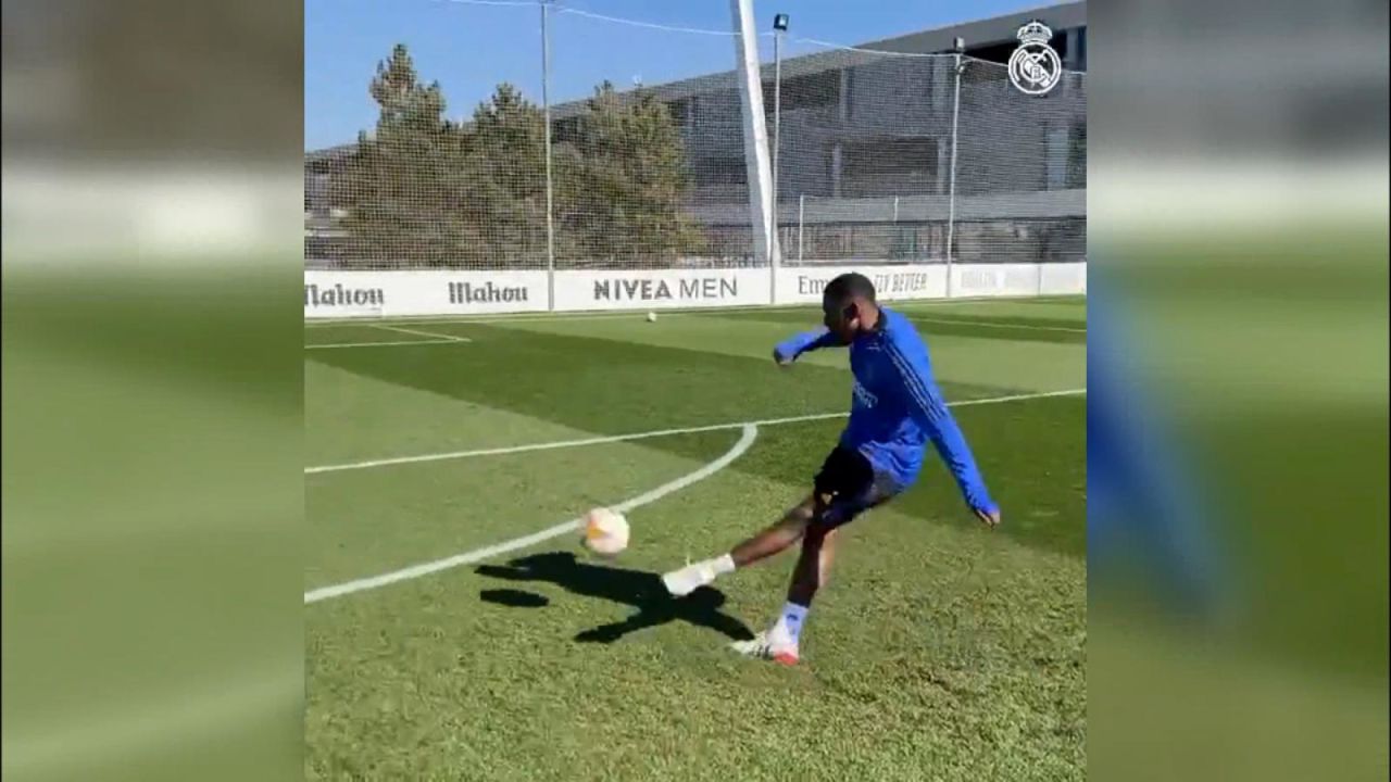 CNNE 1156483 - david alaba y un golazo en el entrenamiento del real madrid