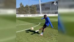 CNNE 1156483 - david alaba y un golazo en el entrenamiento del real madrid