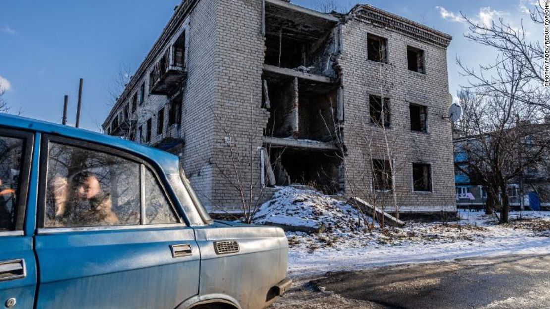 Un edificio de apartamentos dañado durante los combates en 2015 entre el ejército ucraniano y los separatistas respaldados por Rusia en Mar'inka, Ucrania.