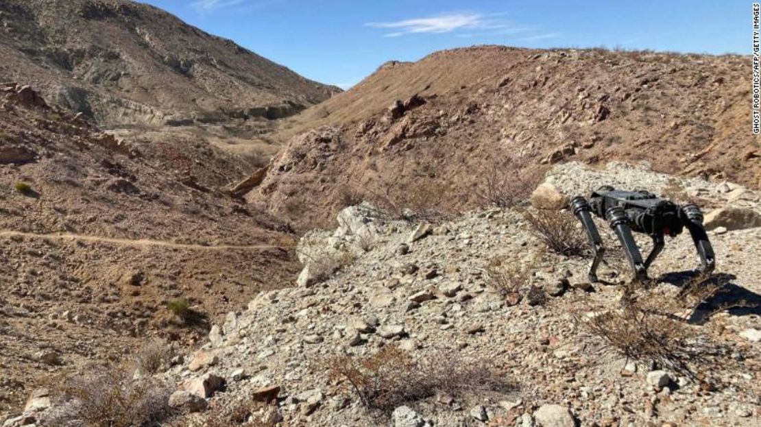 Esta imagen del folleto muestra el perro robot Vision 60 de Ghost Robotics a lo largo de la frontera entre Estados Unidos y México.