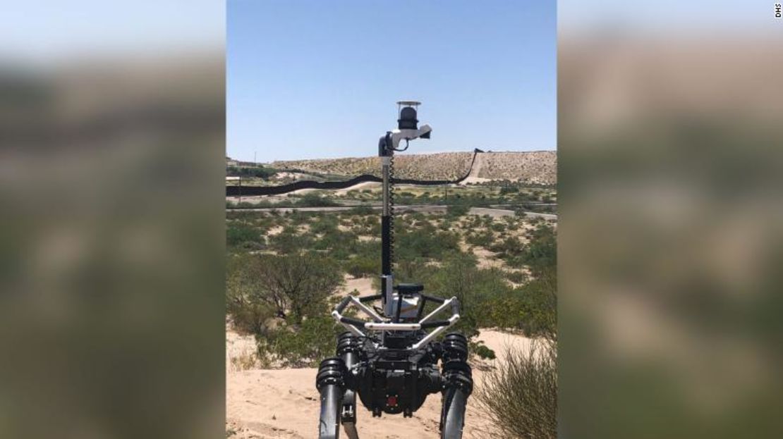 Un perro robot escanea un paisaje desértico con su cámara y sensor mientras está de guardia en esta foto proporcionada por el Departamento de Seguridad Nacional.