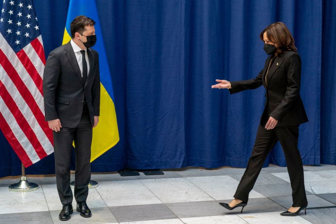 La vicepresidenta estadounidense Kamala Harris y el presidente ucraniano Volodymyr Zelensky en la Conferencia de Seguridad de Múnich (MSC) en Múnich, Alemania, el 19 de febrero de 2022.