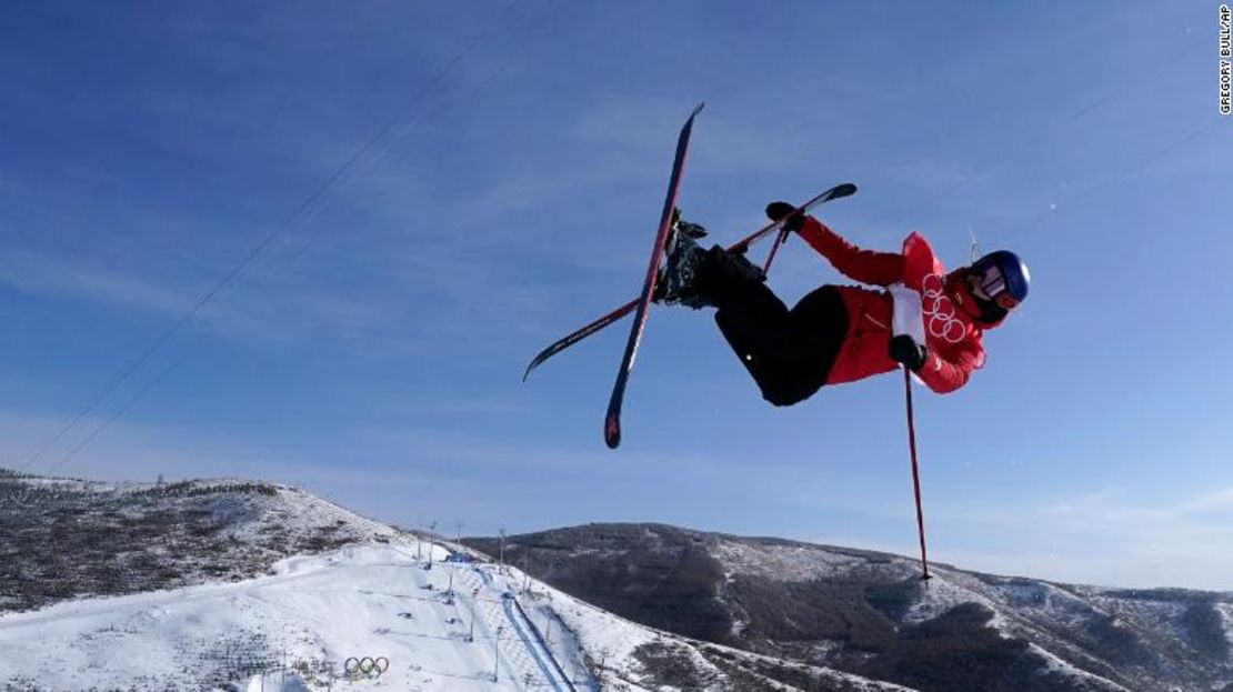 Gu toma vuelo durante la final de medio tubo el 18 de febrero.