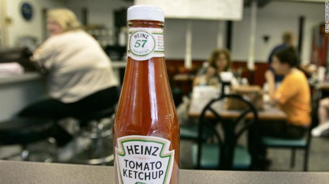 El propósito original de la etiqueta en el cuello de la botella de salsa de tomate Heinz era llamar más la atención sobre el eslogan de "57 variedades", según el Centro de Historia de Heinz.