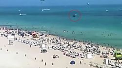 CNNE 1156833 - asi fue el accidente de un helicoptero en la playa de miami beach