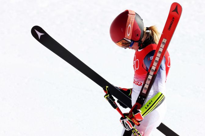 La estrella del esquí estadounidense Mikaela Shiffrin después del evento de equipos mixtos el 20 de febrero. Los estadounidenses terminaron en cuarto lugar, acabando con las esperanzas de Shiffrin de ganar una medalla este año. Ganó un oro en los Juegos Olímpicos de 2014 y un oro y una plata en 2018.