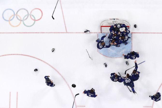 Los jugadores de hockey finlandeses celebran después de derrotar al equipo del Comité Olímpico Ruso 2-1 en el juego por la medalla de oro el 20 de febrero. Es el primer oro olímpico para Finlandia en hockey masculino.