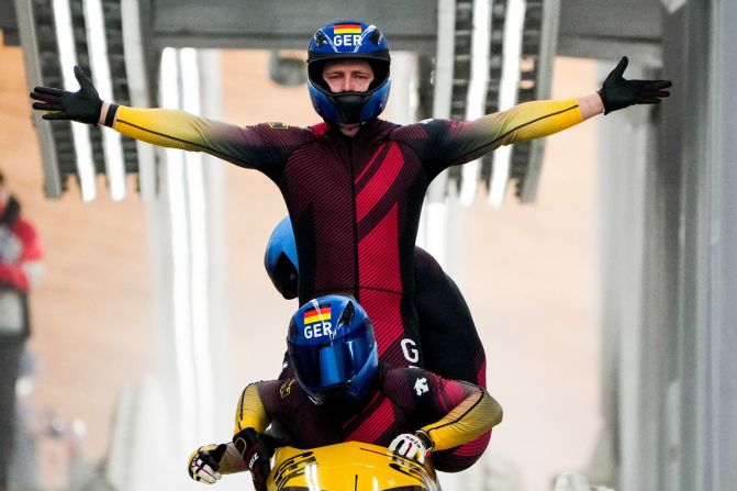 Los alemanes sco Friedrich, Thorsten Margis, Candy Bauer y Alexander Schueller ganaron el oro en el evento de trineo de cuatro hombres el 20 de febrero. Friedrich logró un doble-doble histórico: es el primer piloto en ganar el oro en los eventos de dos y cuatro hombres en múltiples Juegos Olímpicos.