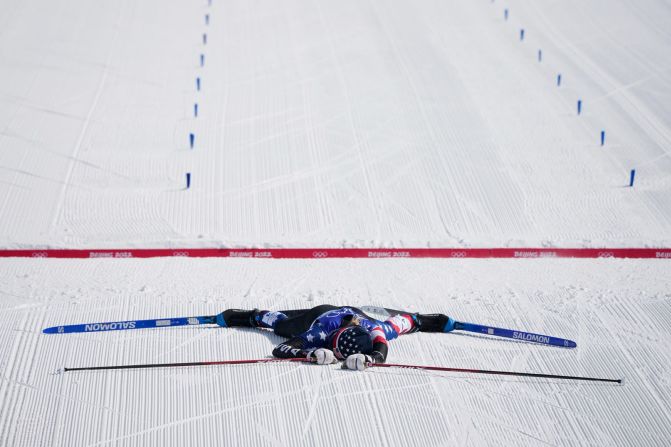 La esquiadora de fondo estadounidense Jessie Diggins yace en la nieve después de cruzar la línea de meta del evento de inicio masivo de 30 kilómetros el 20 de febrero. Ganó la plata, terminó detrás de la noruega Therese Johaug, y reveló que había sufrido de intoxicación alimentaria solo 30 horas antes.